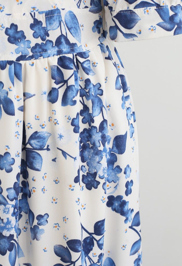 Robe cache-cœur bleue à imprimé fleuri et volants