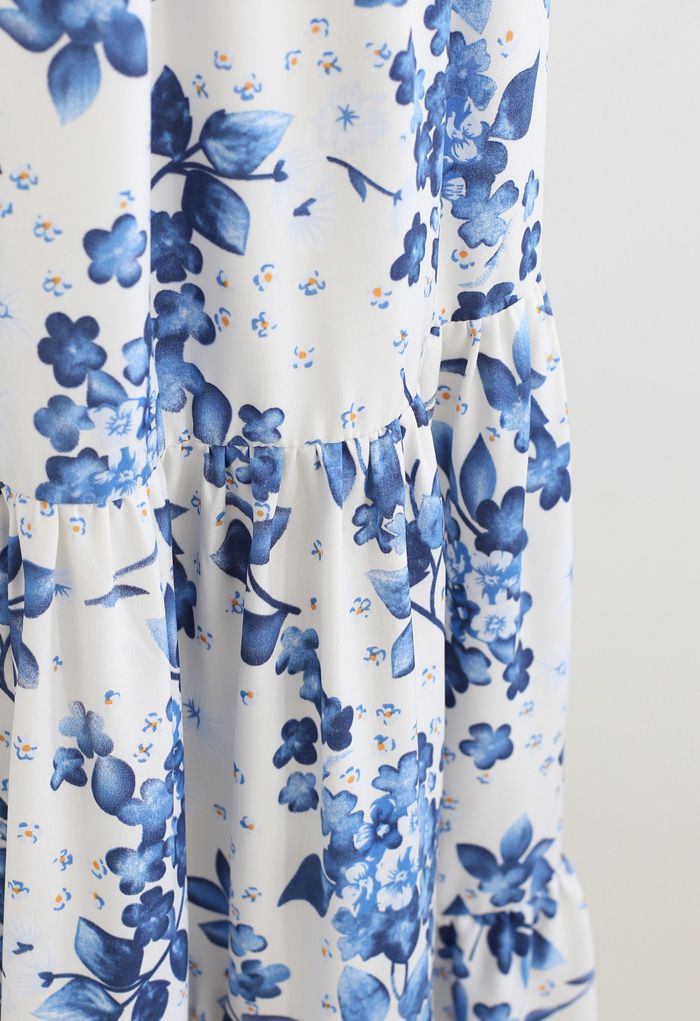 Robe cache-cœur bleue à imprimé fleuri et volants