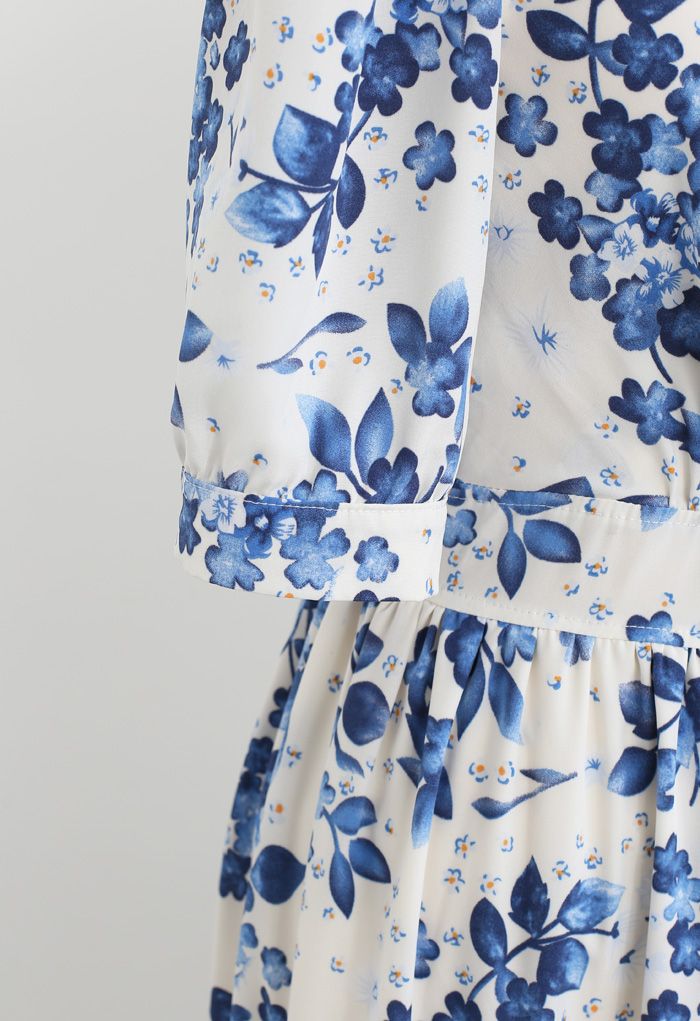 Robe cache-cœur bleue à imprimé fleuri et volants