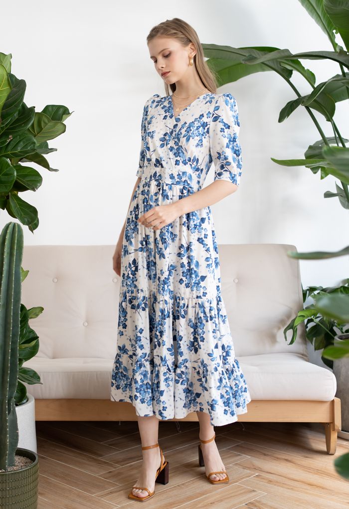 Robe cache-cœur bleue à imprimé fleuri et volants