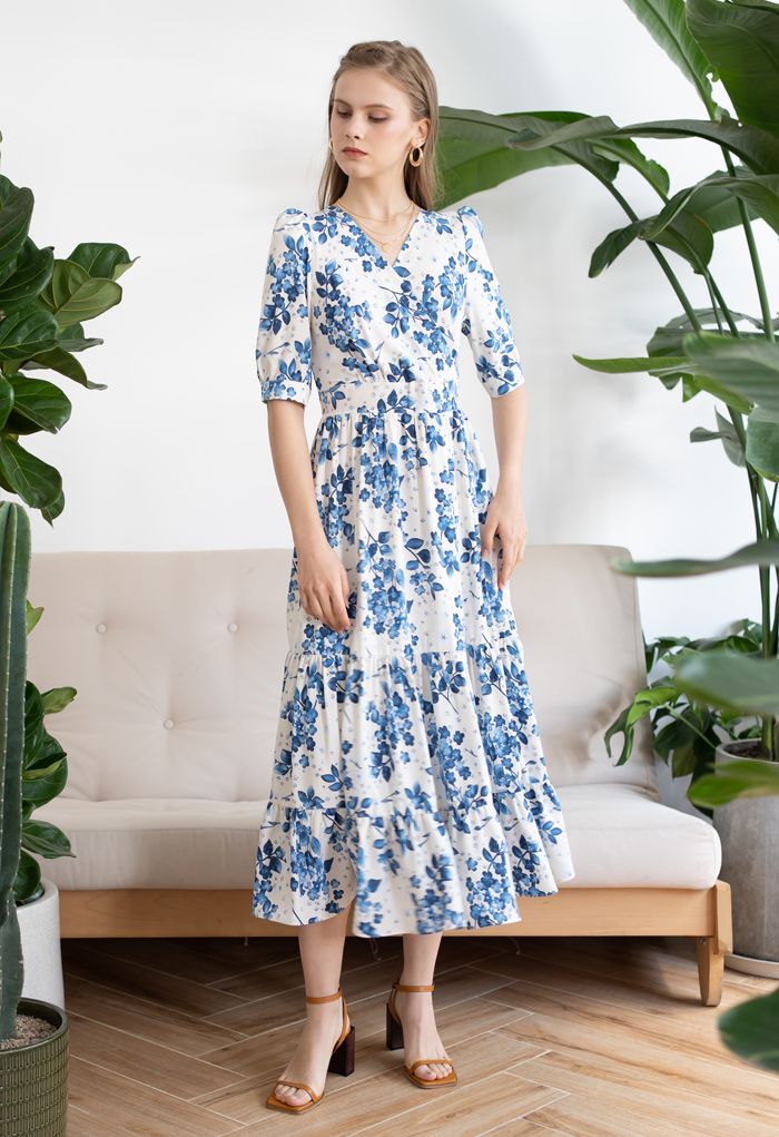 Robe cache-cœur bleue à imprimé fleuri et volants