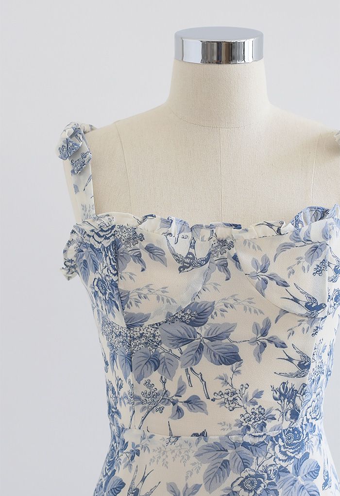 Robe mi-longue à imprimé hirondelles et roses à bretelles nouées