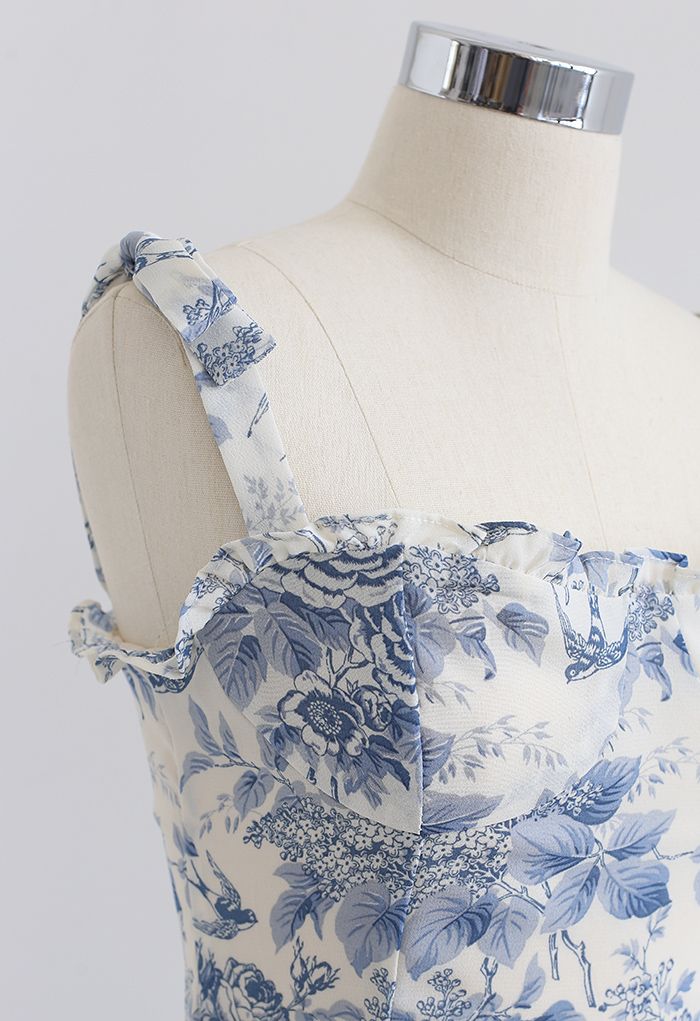 Robe mi-longue à imprimé hirondelles et roses à bretelles nouées