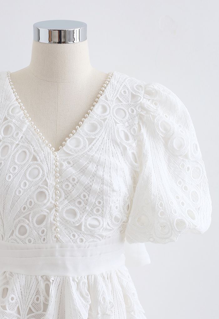 Robe à encolure en V et perles au crochet festonnées