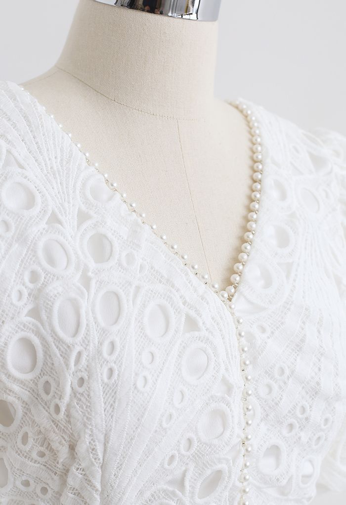 Robe à encolure en V et perles au crochet festonnées