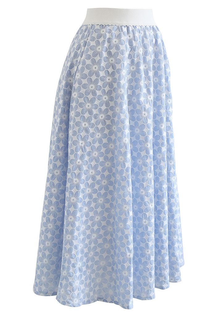 Jupe midi marguerite brodée en bleu clair