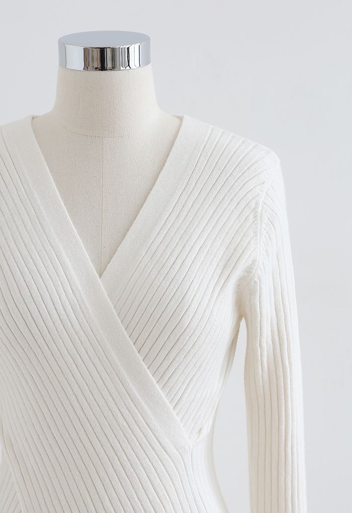 Haut en tricot côtelé ajusté croisé en blanc