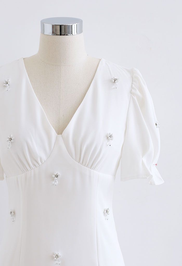 Robe à volants ornée de cristaux en blanc