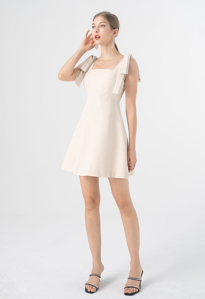 Nœud papillon Épaule Crystal Edge Mini Robe en Crème