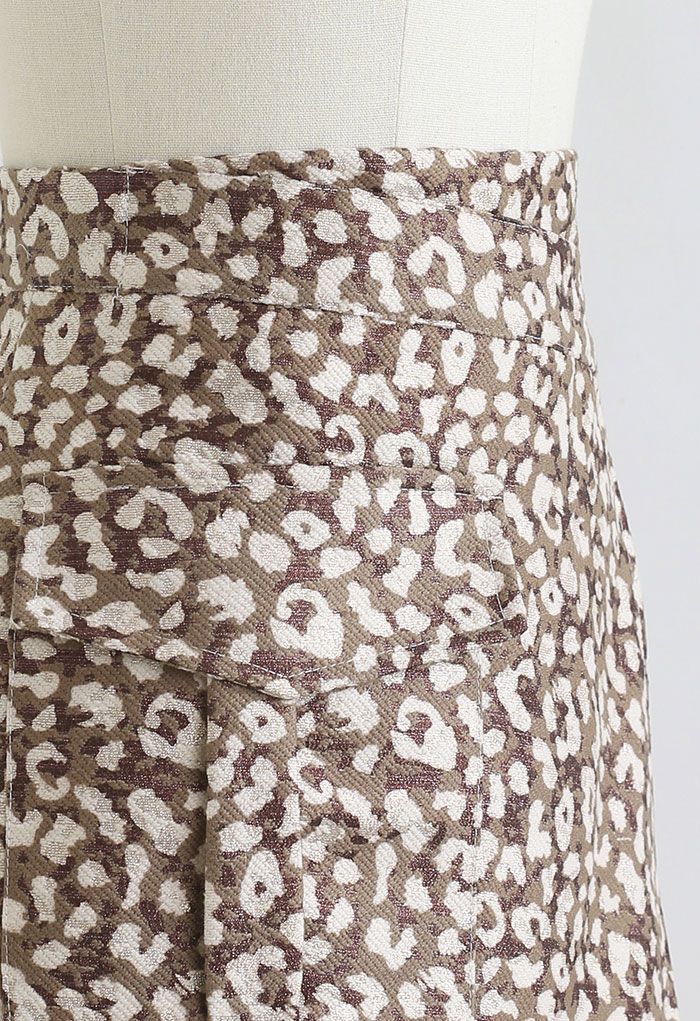 Mini-jupe asymétrique scintillante à motif léopard en marron