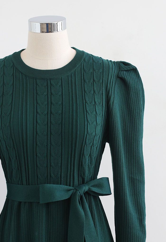 Robe mi-longue en tricot tressé à manches gigot en vert foncé