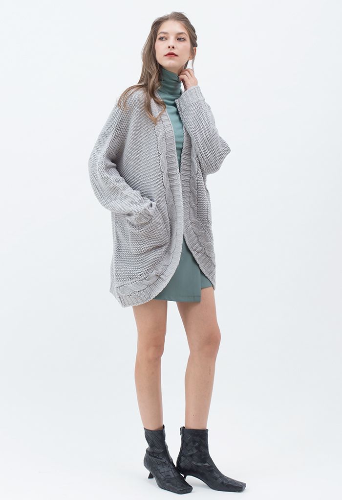 Cardigan en tricot tressé avec poche avant ouverte en gris