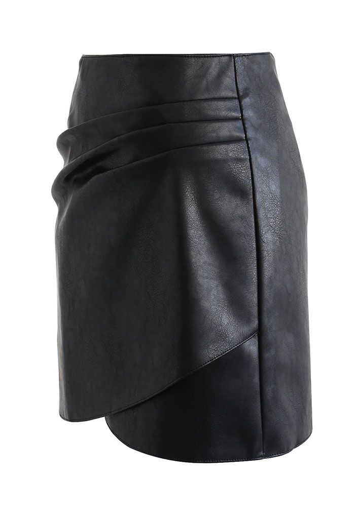 Mini-jupe plissée en similicuir entrecroisé en noir