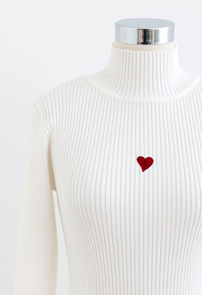 Haut en tricot ajusté à col montant Petit coeur en blanc