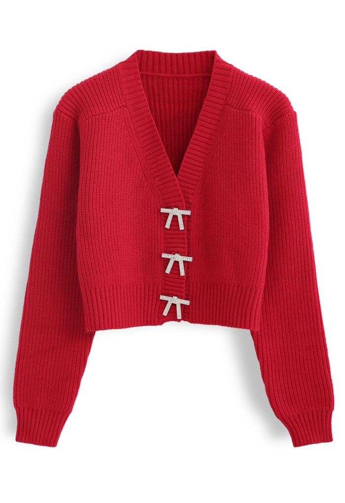 Cardigan court boutonné en tricot avec broche nœud papillon en rouge