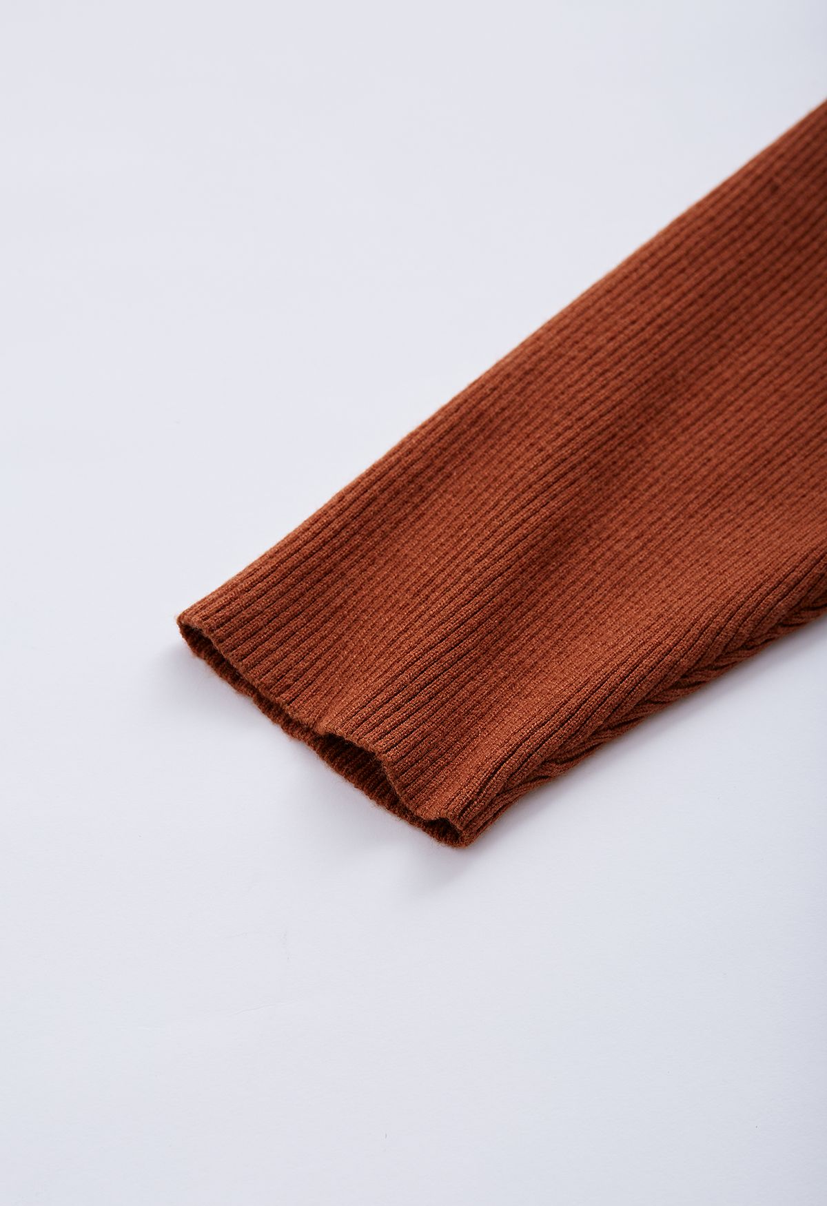 Poncho en tricot à col haut et rabat boutonné sur le côté en caramel