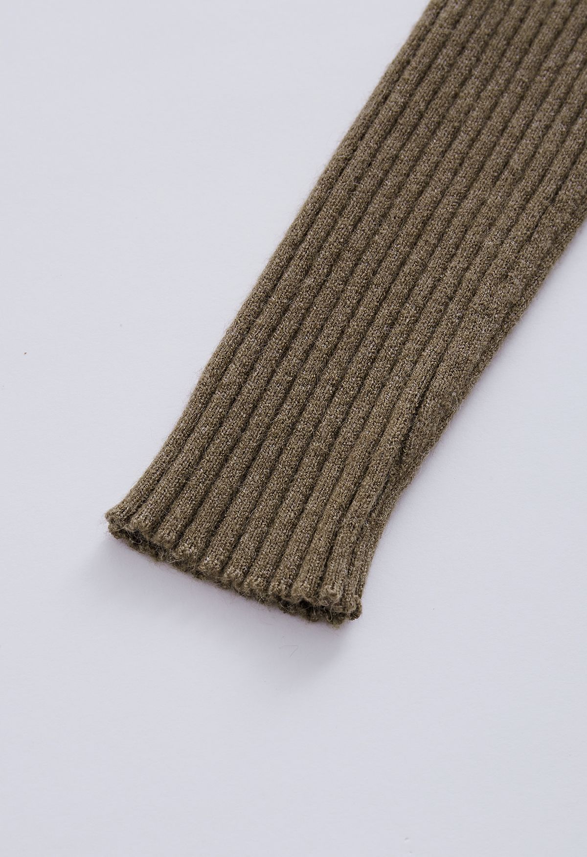 Courtly Off-Shoulder Crop Knit Top en Kaki