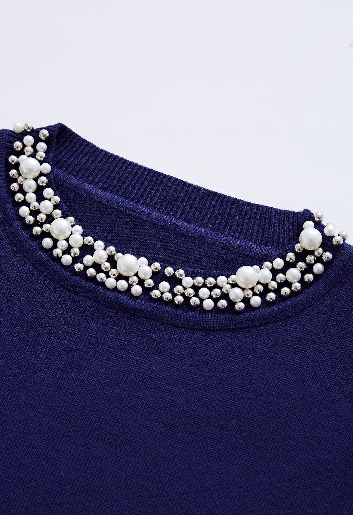 Haut en tricot doux bordé de perles en bleu marine