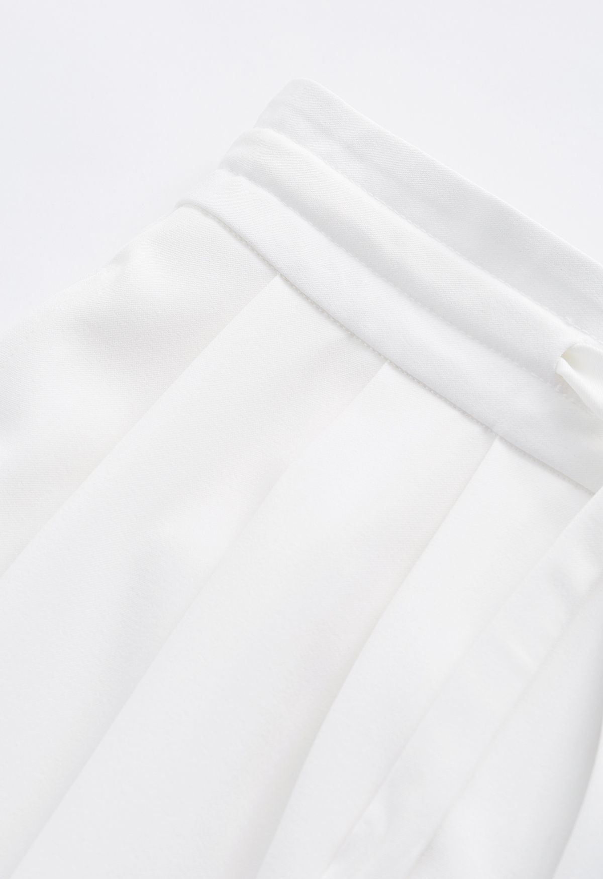 Pantalon large à taille avec cordon de serrage et détails plissés en blanc