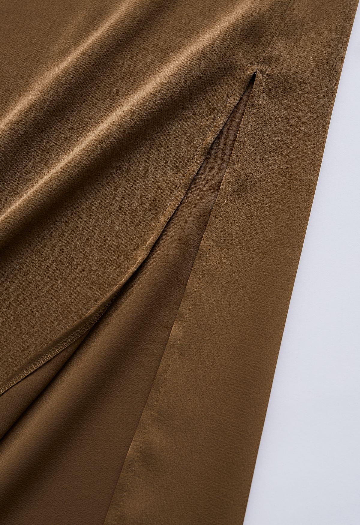 Jupe en satin à double fente et ourlet asymétrique en marron