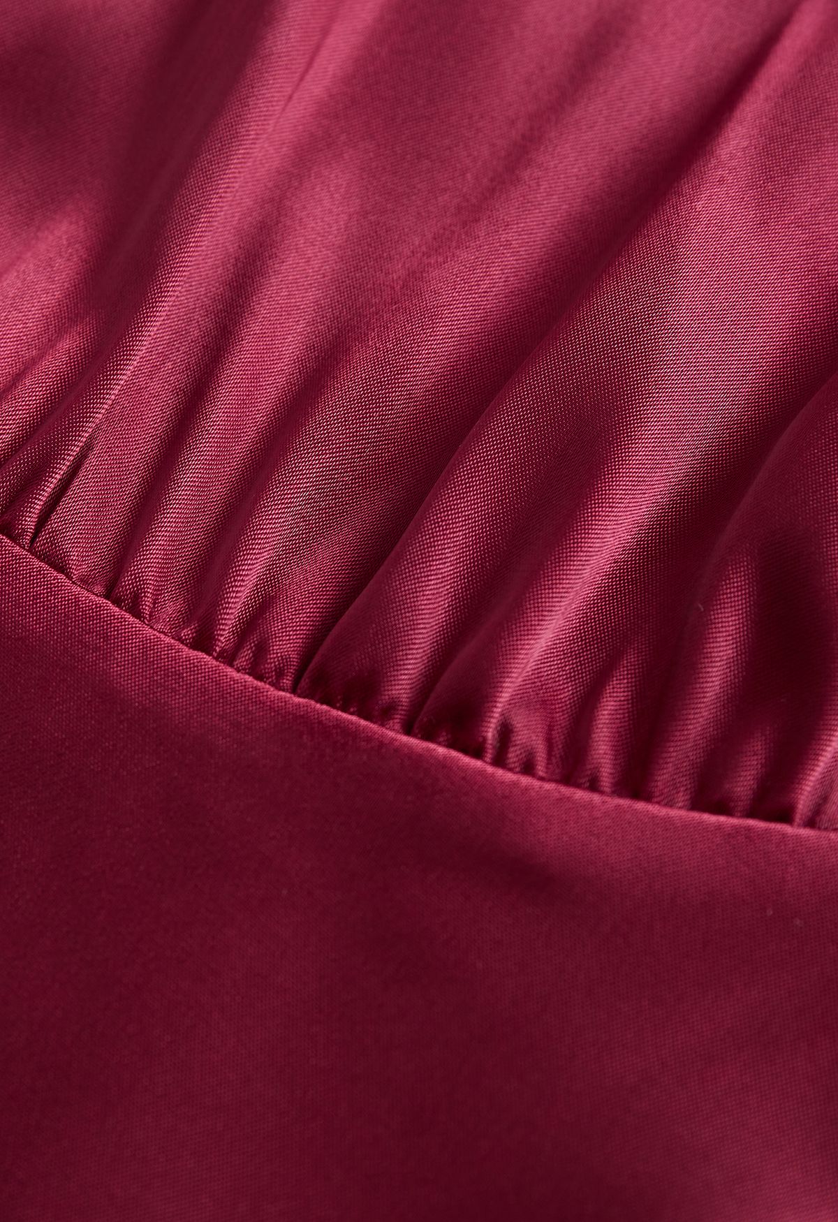 Robe mi-longue en satin boutonnée à manches bouffantes en bordeaux