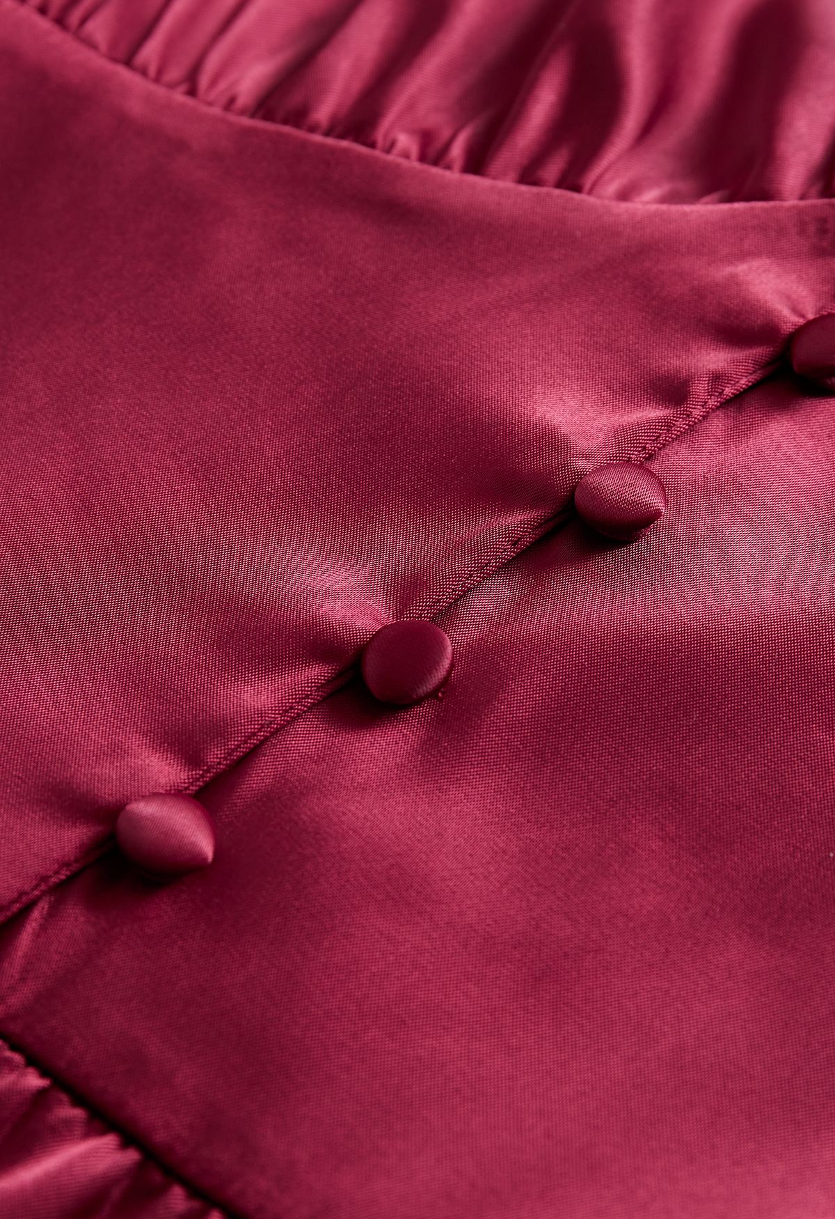 Robe mi-longue en satin boutonnée à manches bouffantes en bordeaux