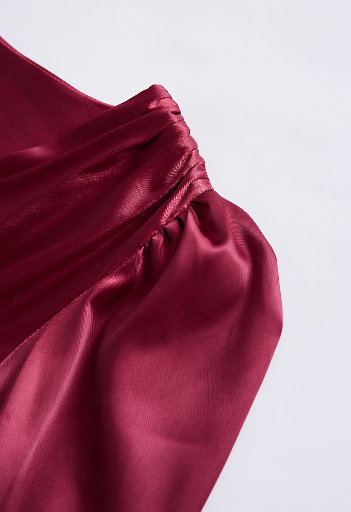 Robe mi-longue en satin boutonnée à manches bouffantes en bordeaux