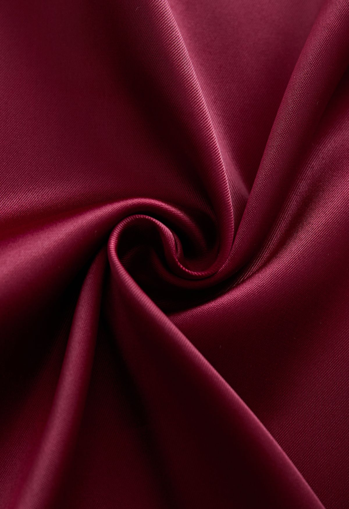 Robe mi-longue en satin boutonnée à manches bouffantes en bordeaux