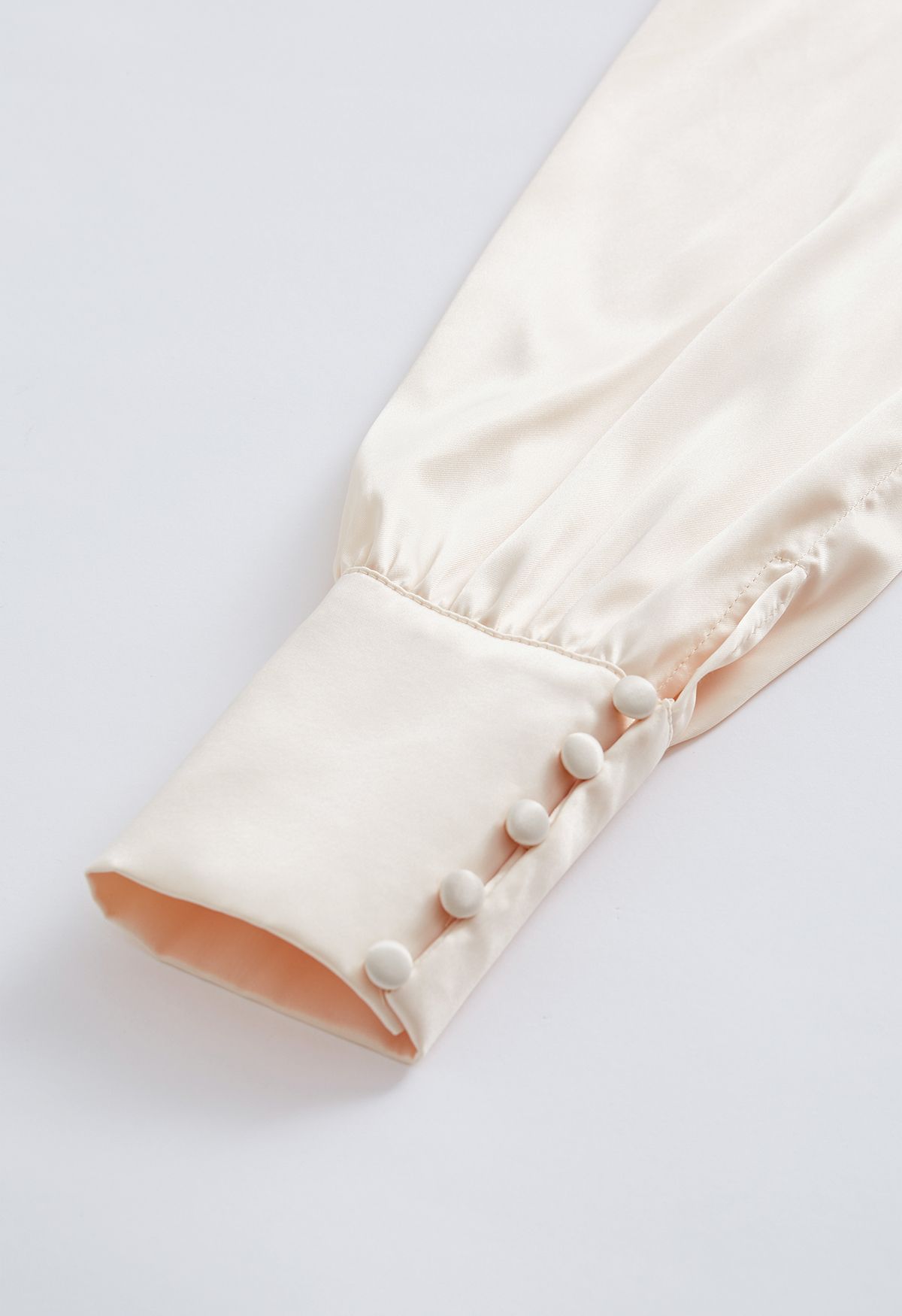 Robe mi-longue en satin boutonnée à manches bouffantes en crème