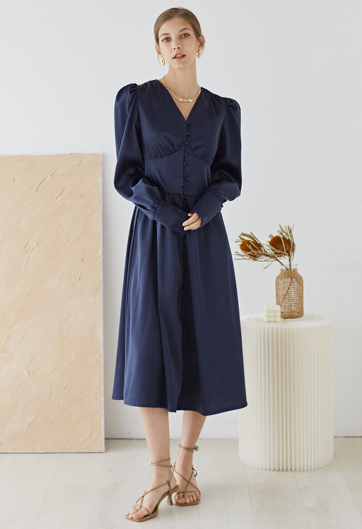 Robe mi-longue en satin boutonnée à manches bouffantes en bleu marine