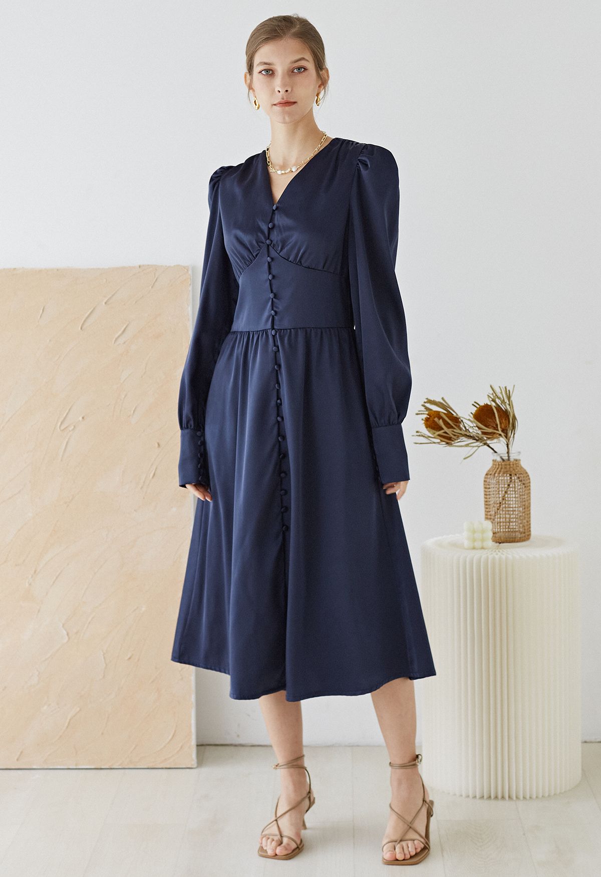 Robe mi-longue en satin boutonnée à manches bouffantes en bleu marine