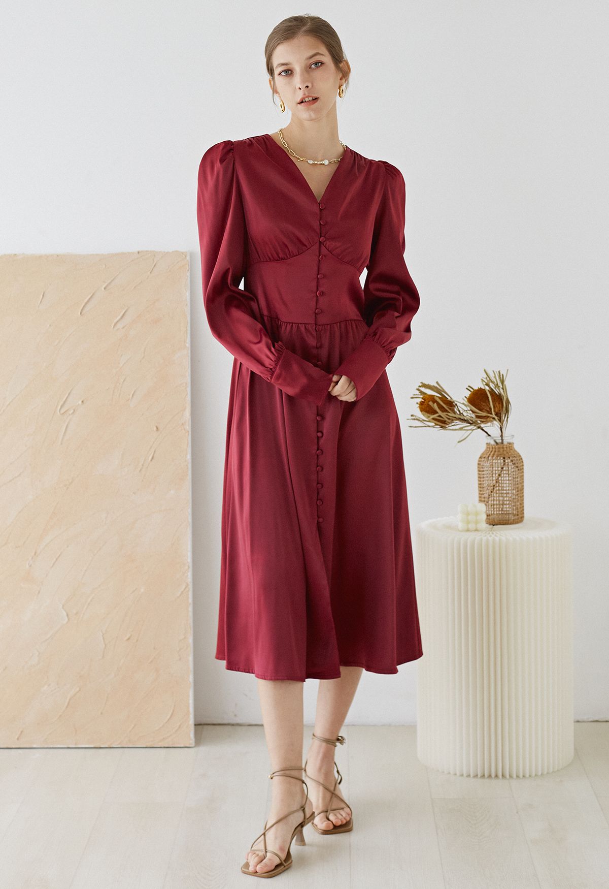 Robe mi-longue en satin boutonnée à manches bouffantes en bordeaux