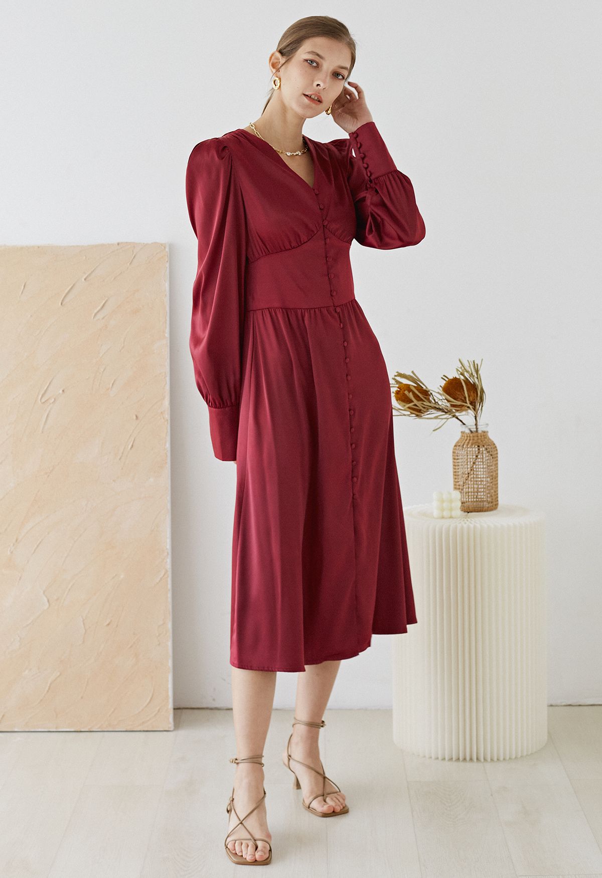 Robe mi-longue en satin boutonnée à manches bouffantes en bordeaux