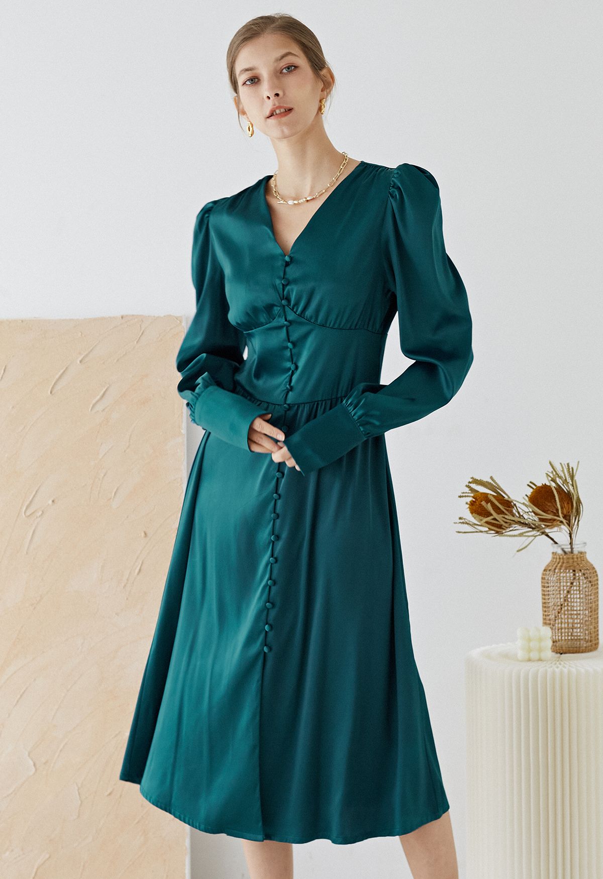 Robe mi-longue en satin boutonnée à manches bouffantes en émeraude