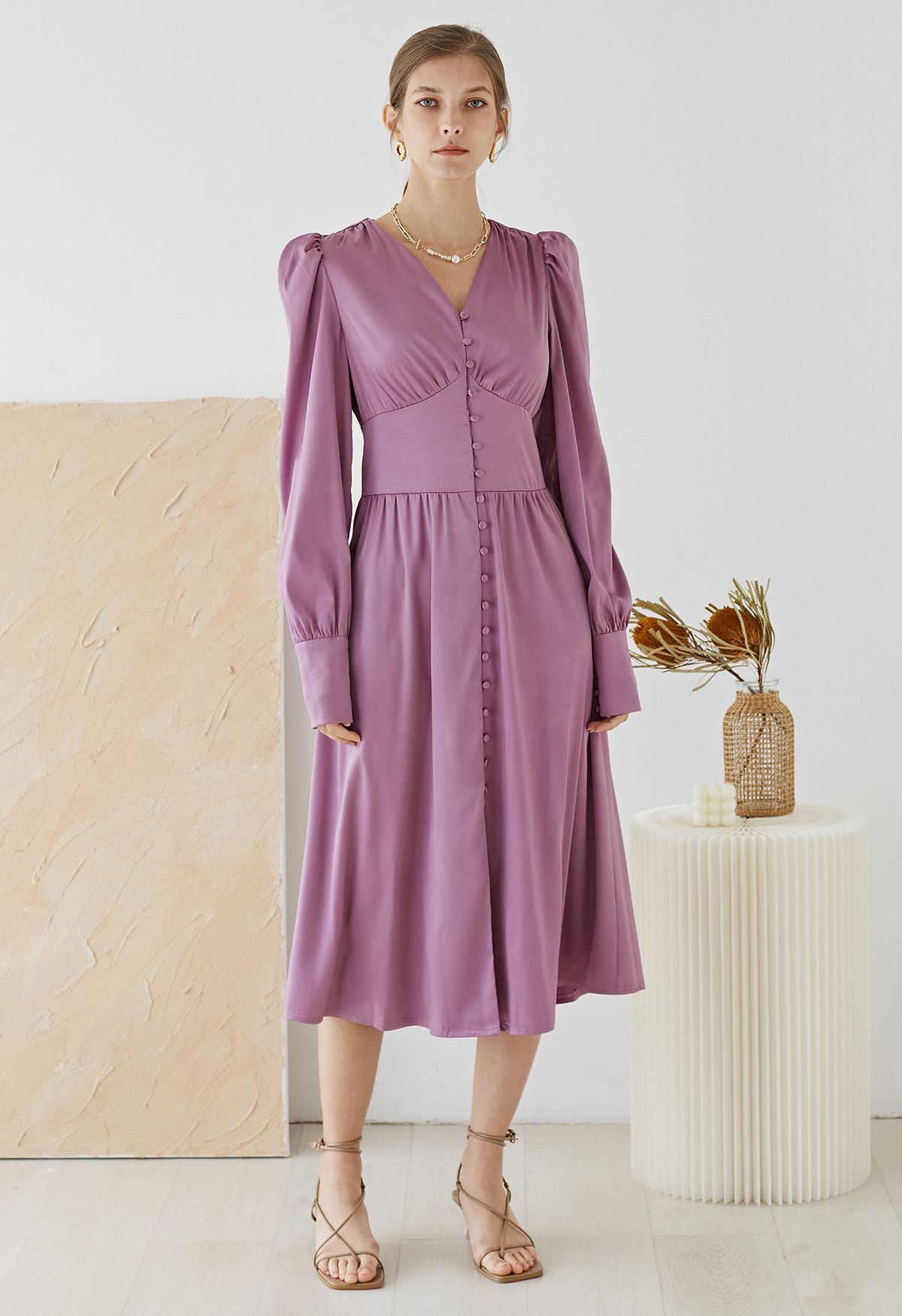 Robe mi-longue en satin boutonnée à manches bouffantes en lilas