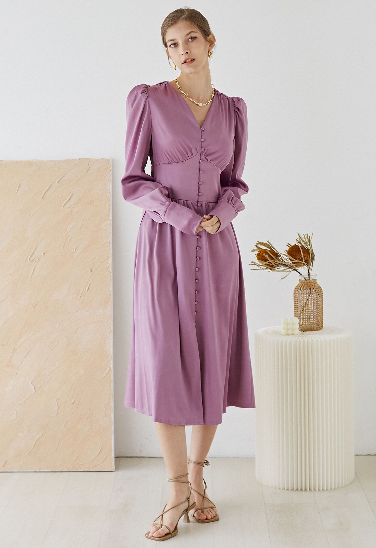 Robe mi-longue en satin boutonnée à manches bouffantes en lilas