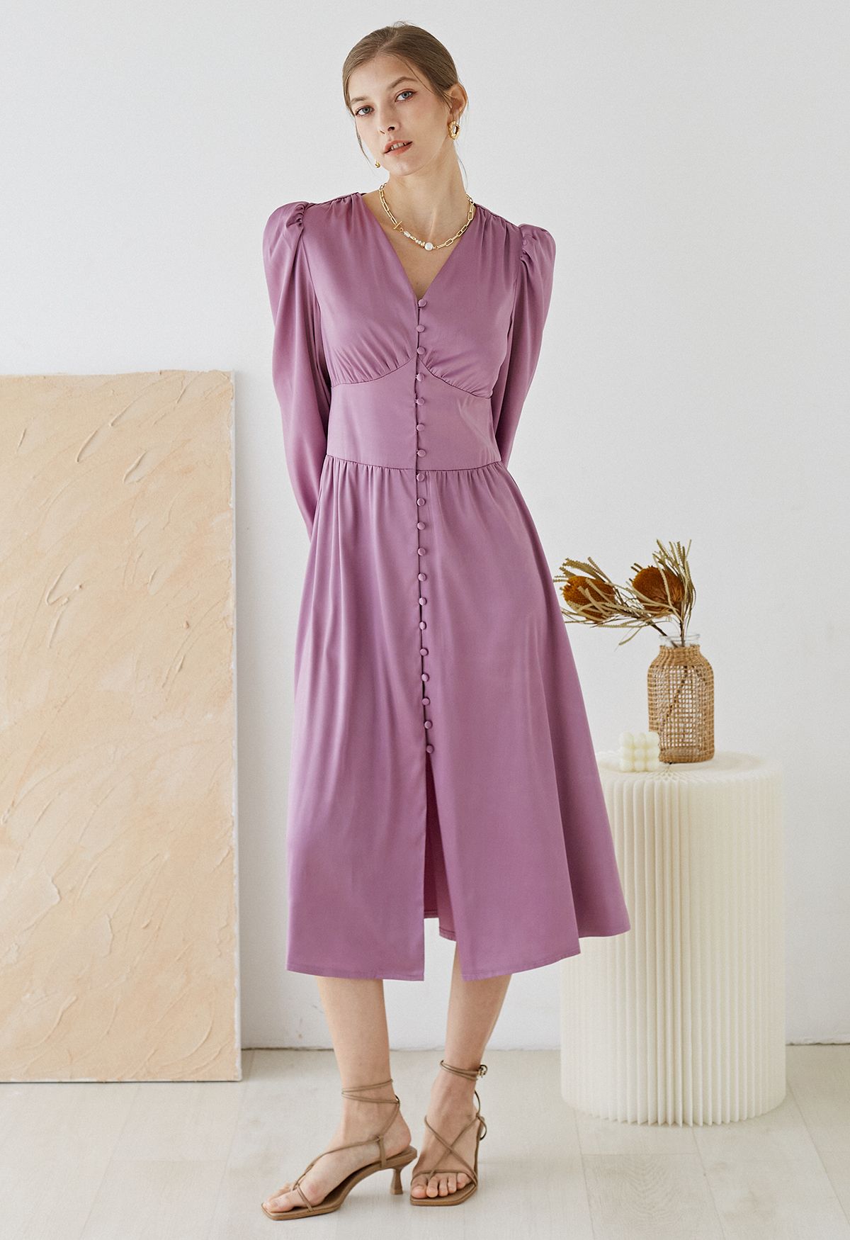 Robe mi-longue en satin boutonnée à manches bouffantes en lilas