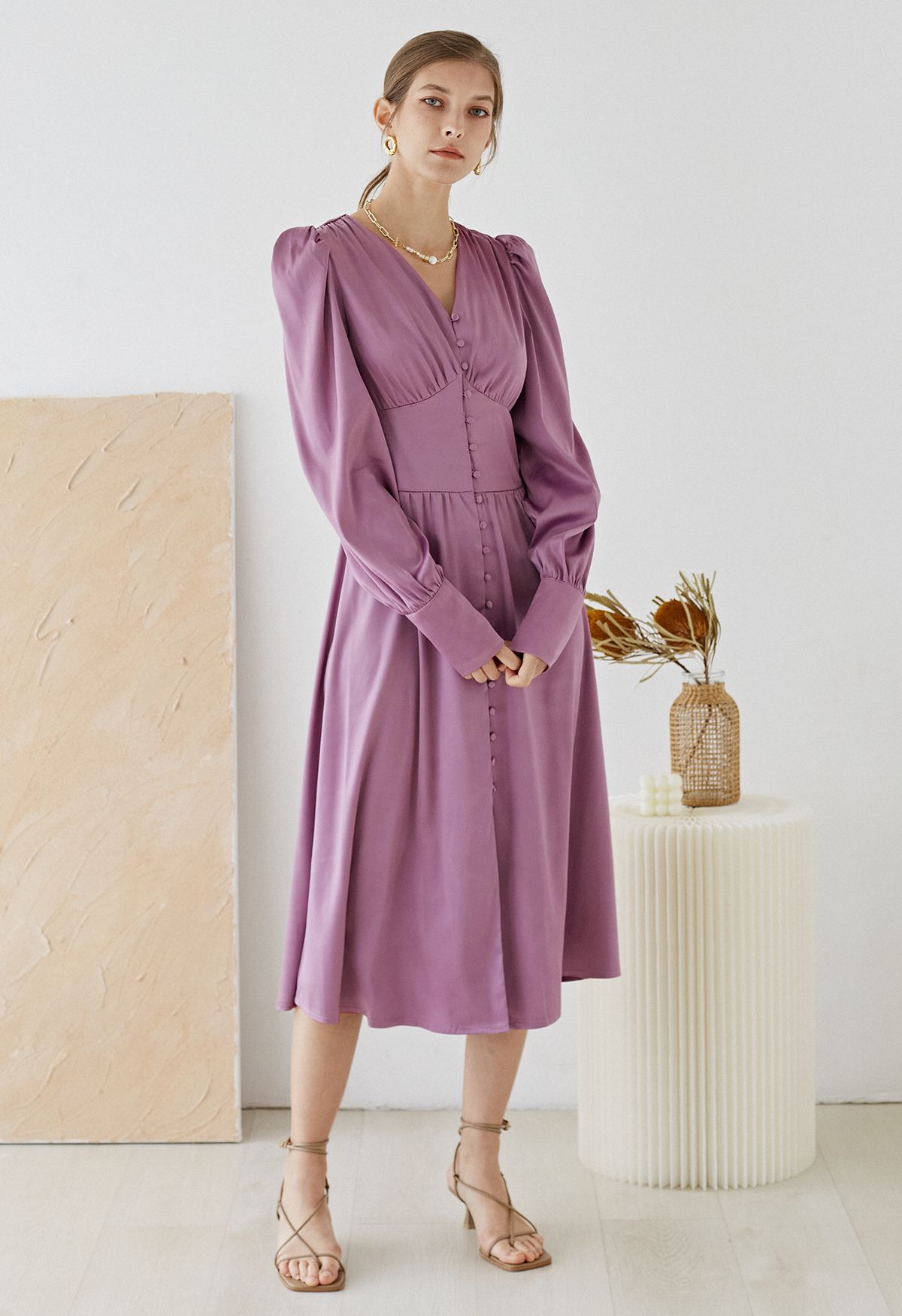 Robe mi-longue en satin boutonnée à manches bouffantes en lilas