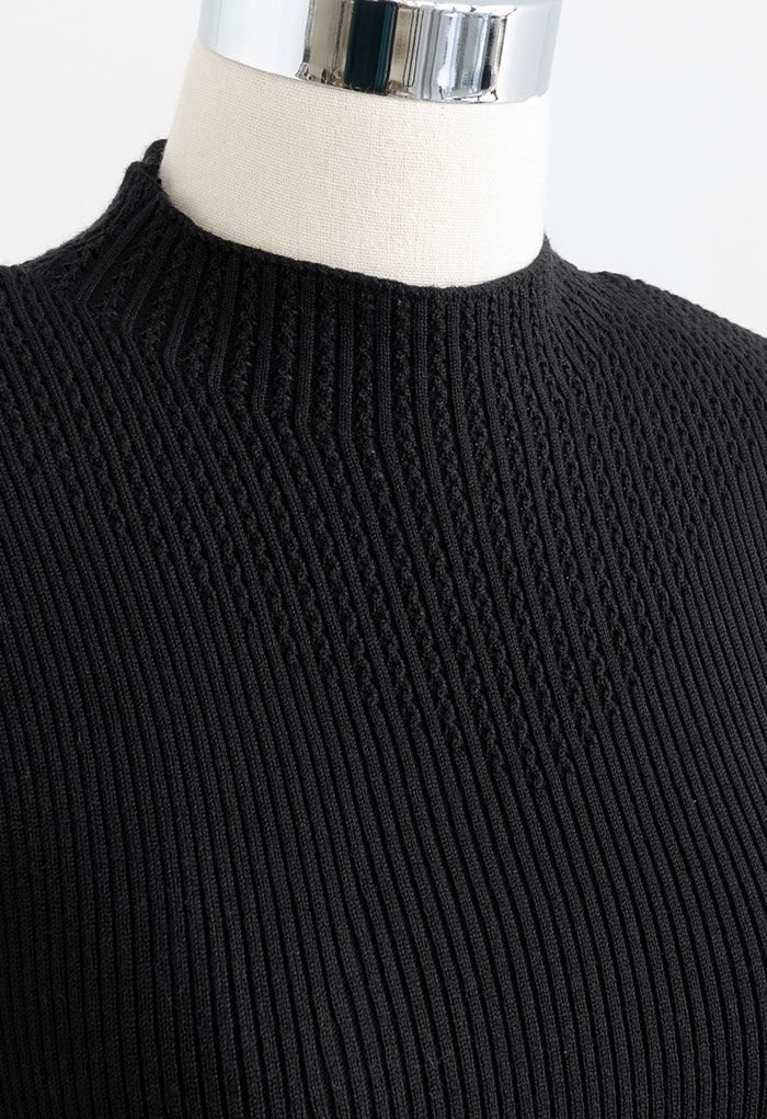 Robe en maille ceinturée à col montant et imprimé chevrons en noir