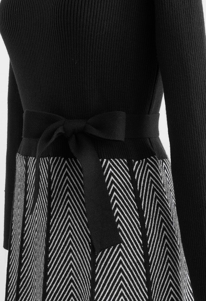 Robe en maille ceinturée à col montant et imprimé chevrons en noir