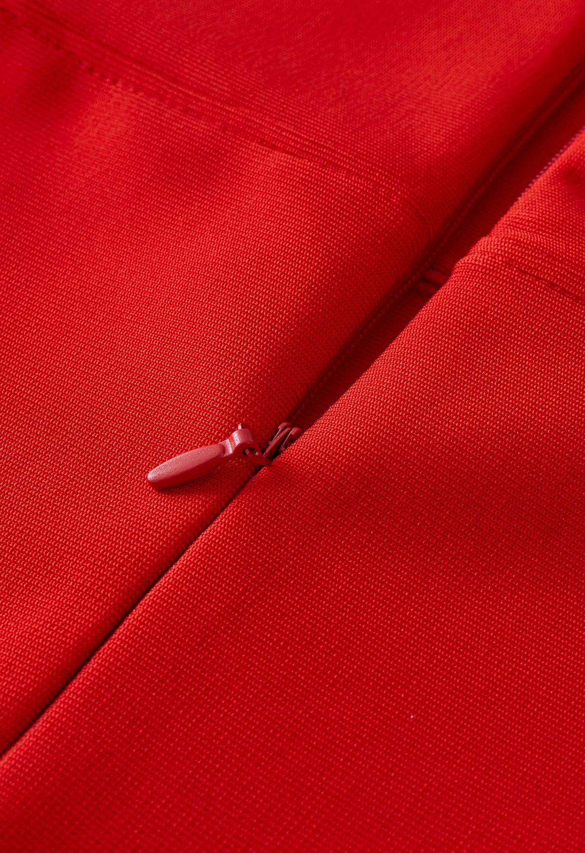 Robe de cocktail tube moulante bordée de plumes en rouge