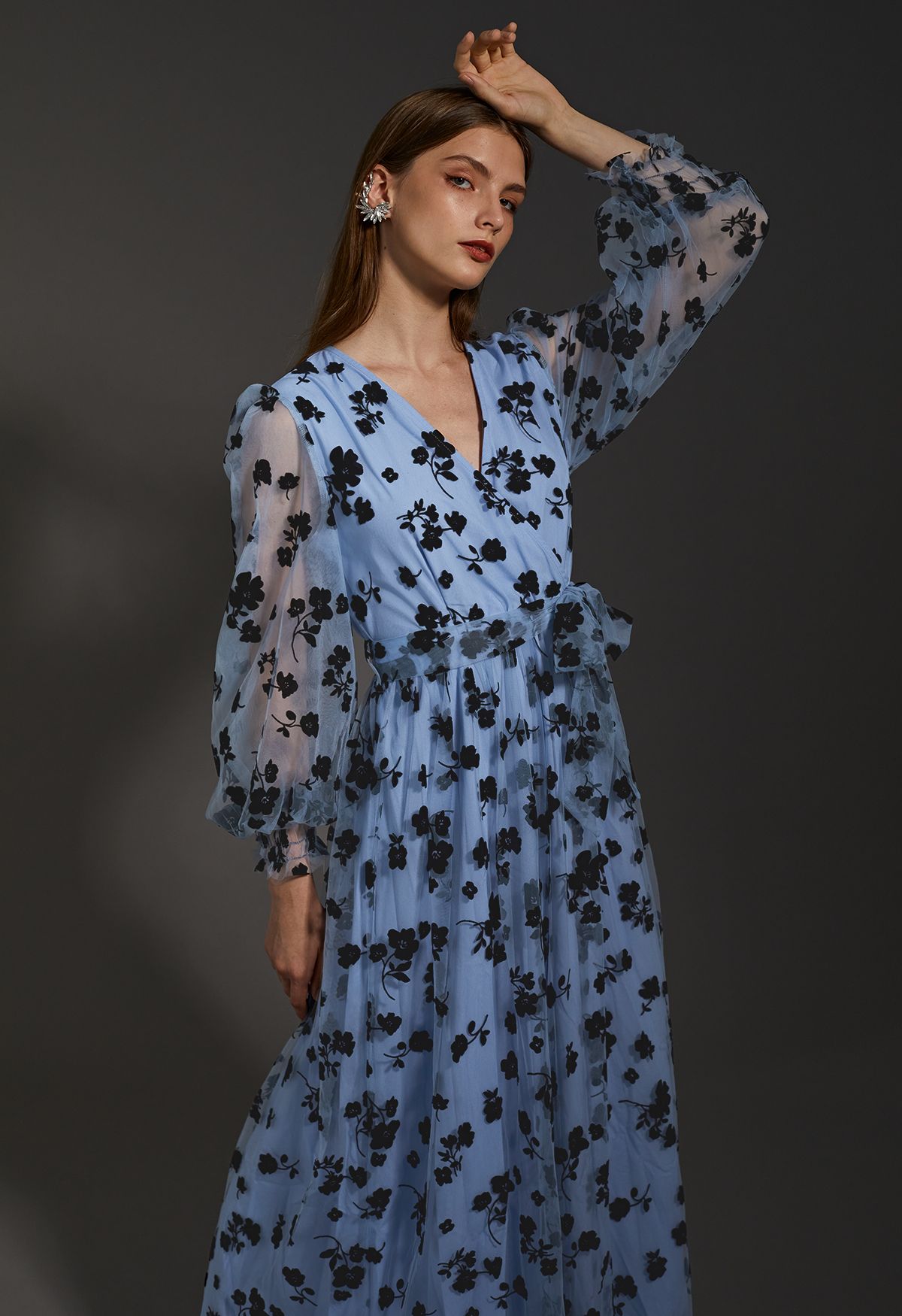 3D Posy Mesh Wrap Maxi Dress en Bleu