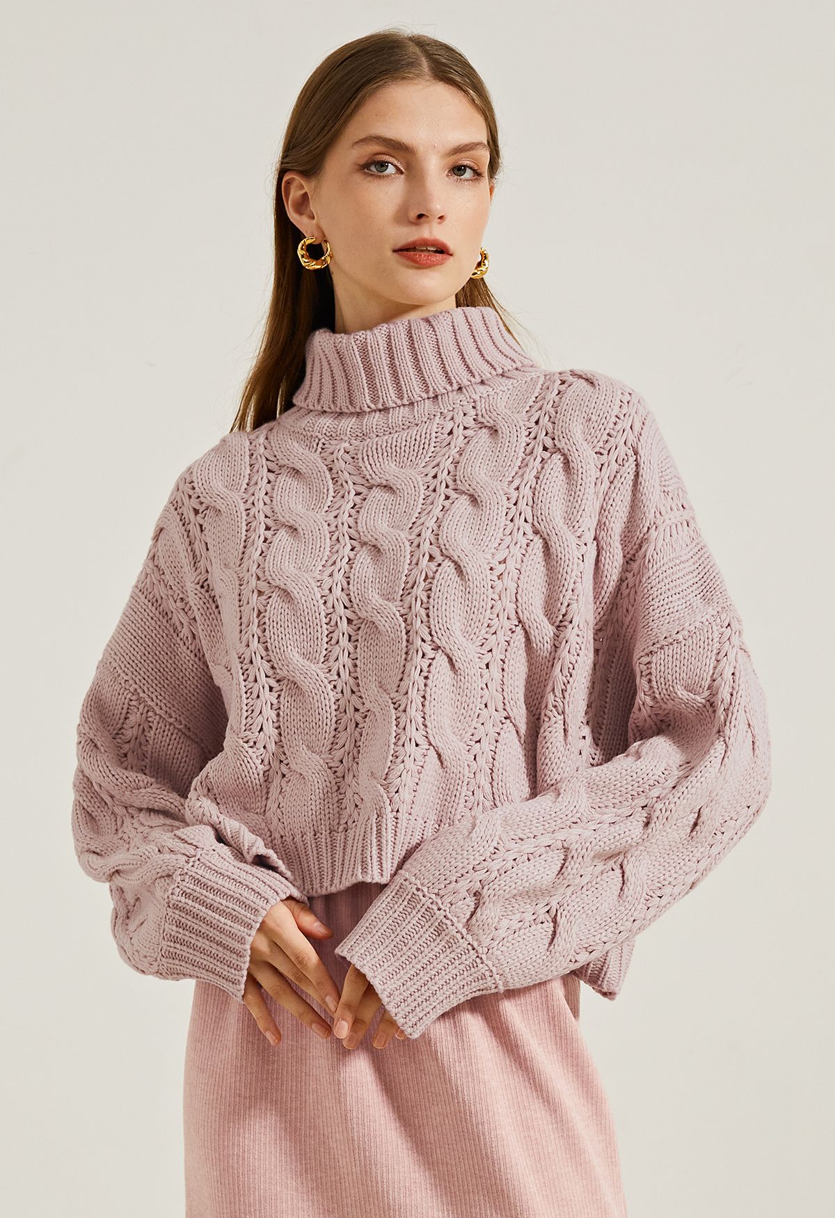 Pull court en tricot tressé à col roulé en rose