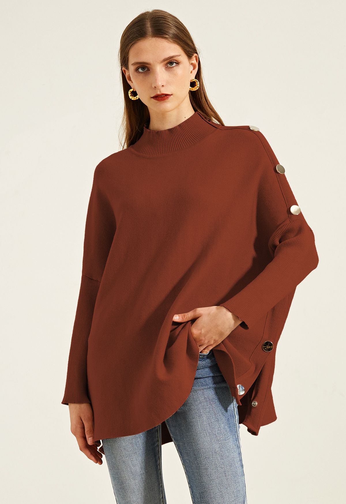 Poncho en tricot à col haut et rabat boutonné sur le côté en caramel