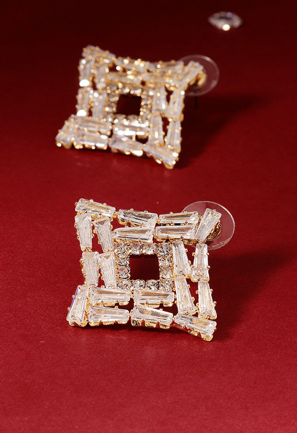 Boucles d'oreilles en diamant de forme carrée creuse irrégulière