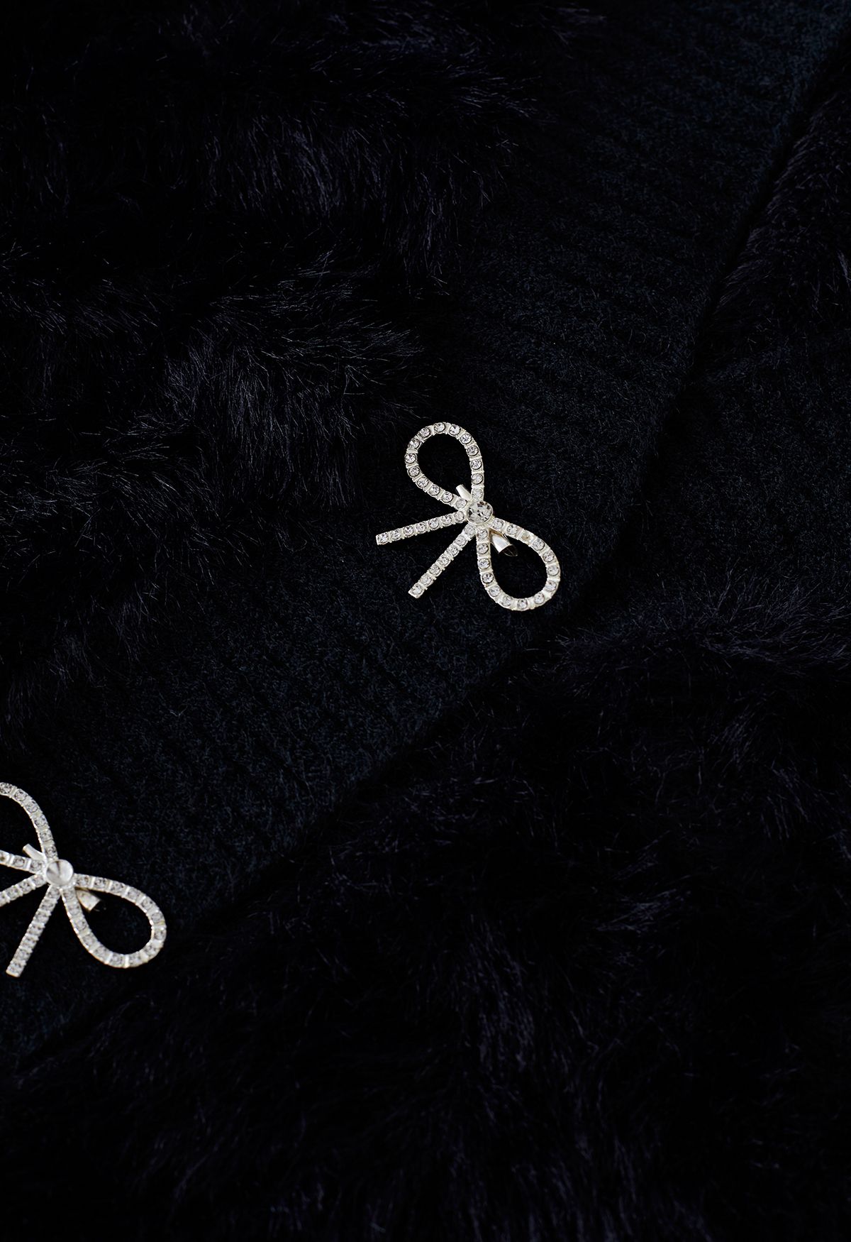Cardigan en tricot pelucheux avec broche à nœud diamant en noir