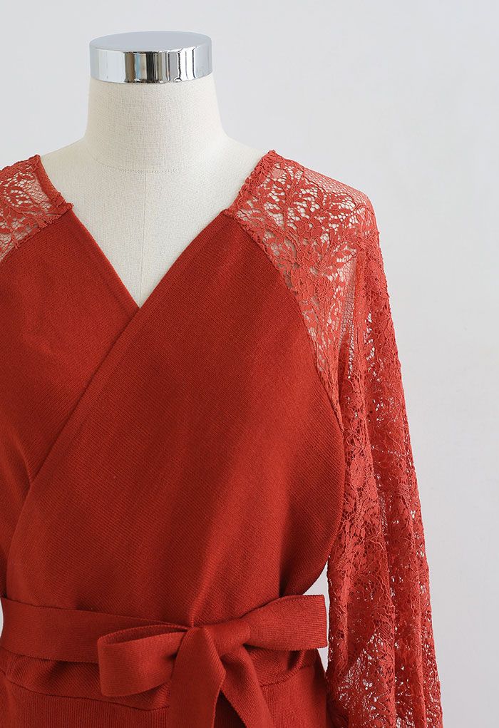 Robe en maille enveloppée à manches en dentelle en rouge