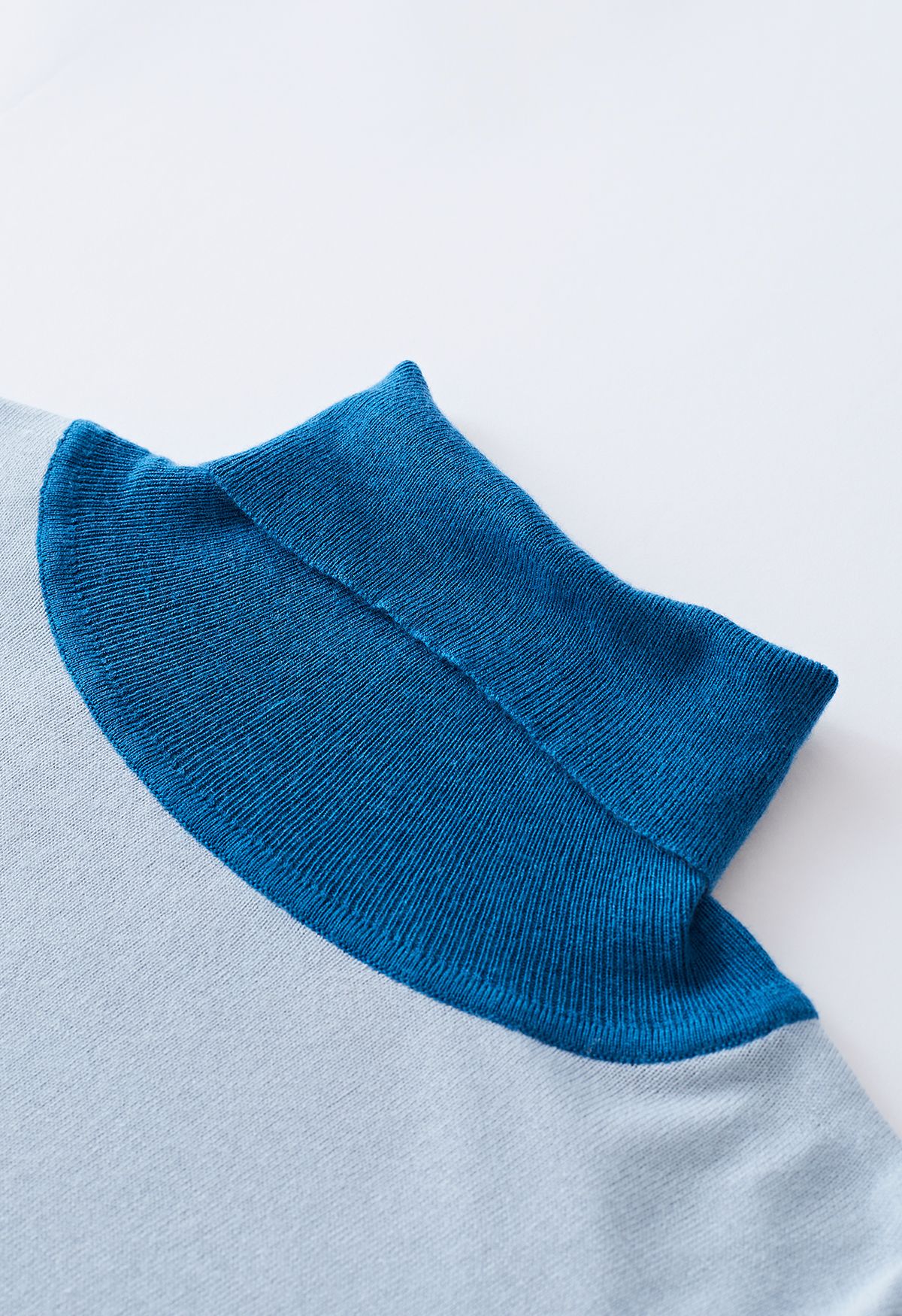 Haut en tricot à col roulé et blocs de couleur en bleu bébé