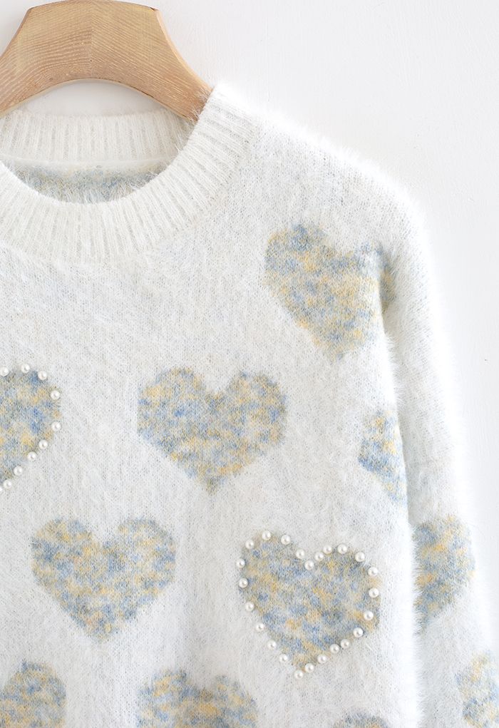 Pull en tricot bleu flou avec cœur perlé