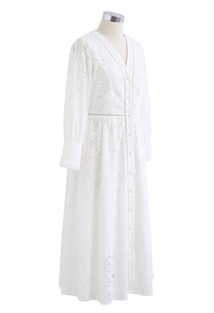 Robe mi-longue blanche unie brodée d'œillets